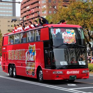 真っ赤な二階建てオープンバスが続く