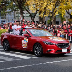 オープンカーで緒方監督の登場